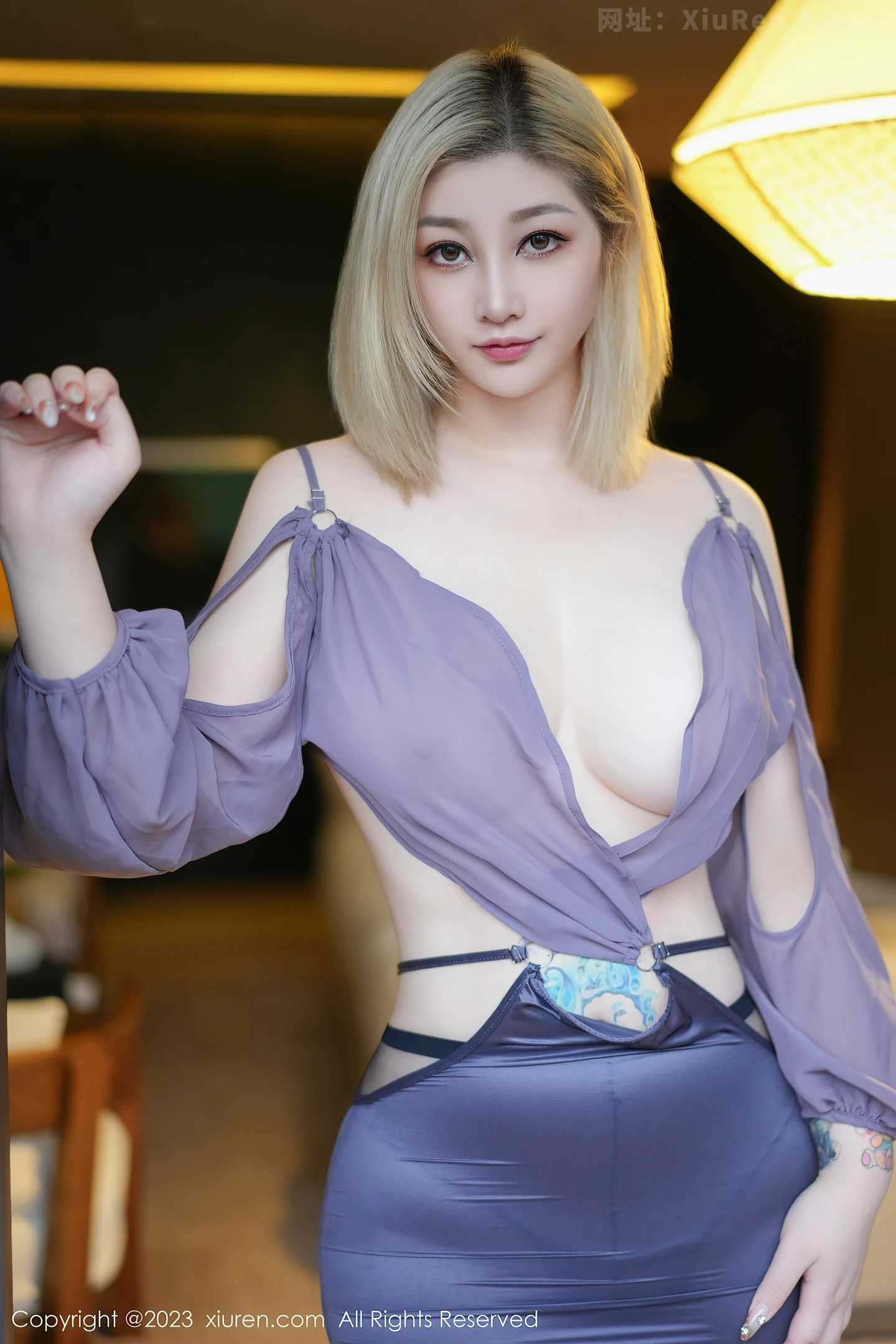 图片[2]-[XiuRen秀人网]VOL.7749 女神妲己 Toxic性感紫色连衣短裙配魅惑黑丝秀雪峰美臀诱惑写真70P-秀人网官方网站